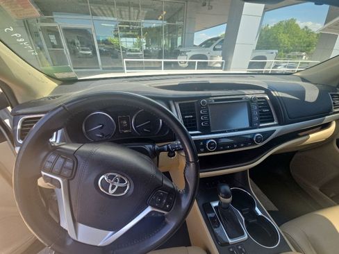 Used 2019 Toyota Highlander XLE AWD/4WD image 33