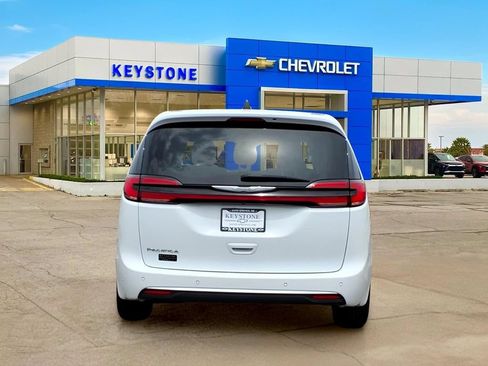 Used 2023 Chrysler Pacifica Touring-L FWD image 6
