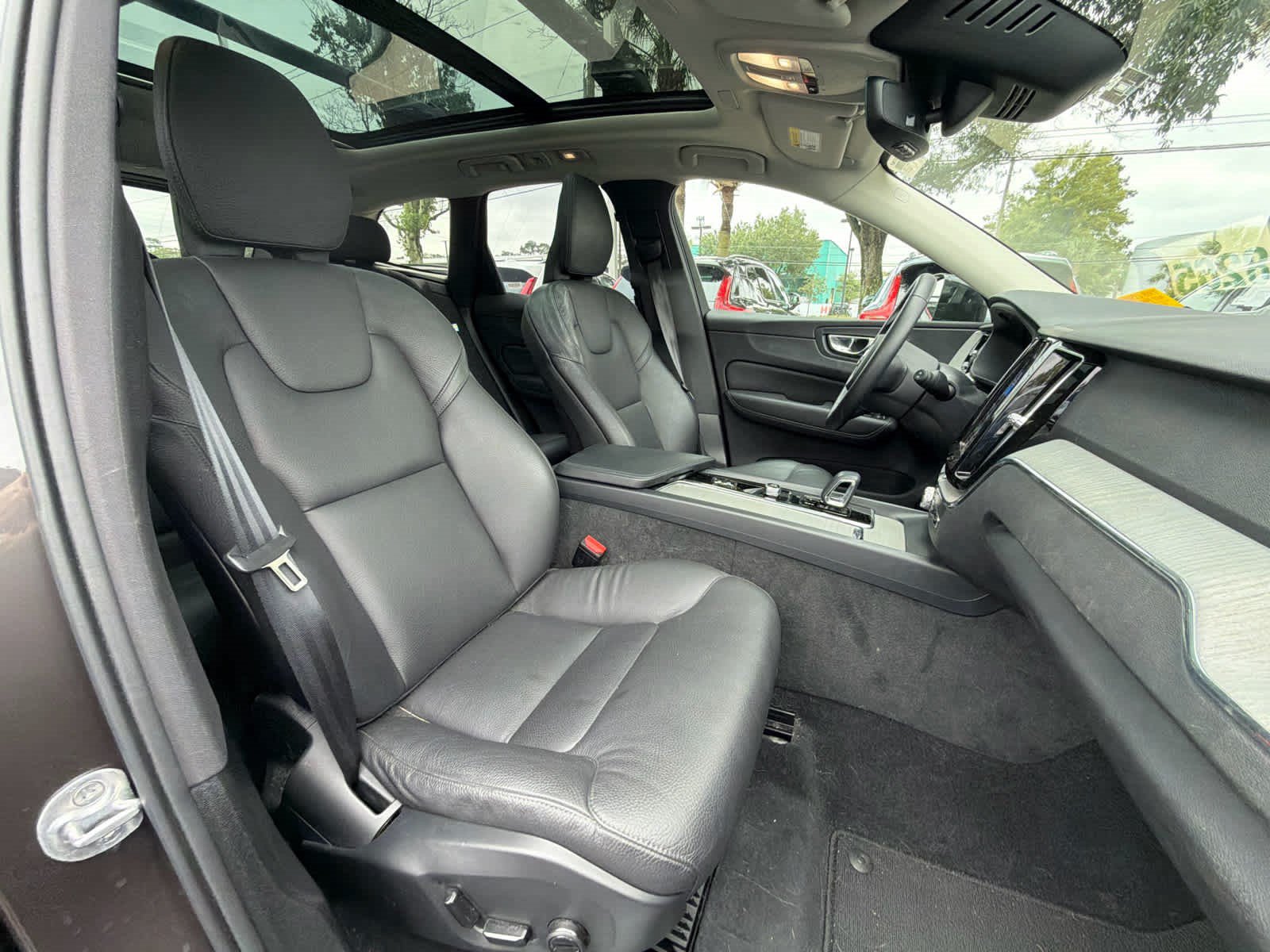 Certified 2025 Volvo XC60 B5 Plus AWD/4WD image 18