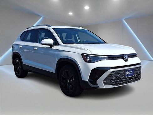 Certified 2025 Volkswagen Taos SE w/ Panoramic Sunroof Package FWD image 3