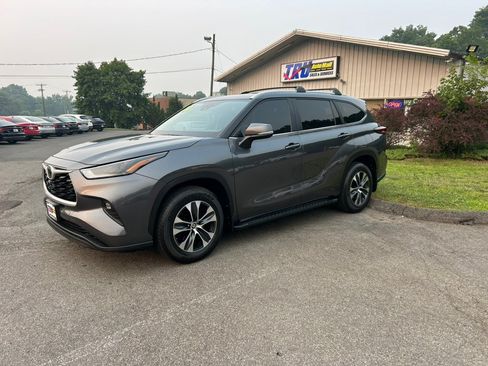 Used 2024 Toyota Highlander XLE AWD/4WD image 2