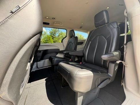 Used 2023 Chrysler Pacifica Touring-L FWD image 25