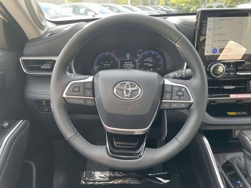 New 2025 Toyota Highlander Platinum image 25