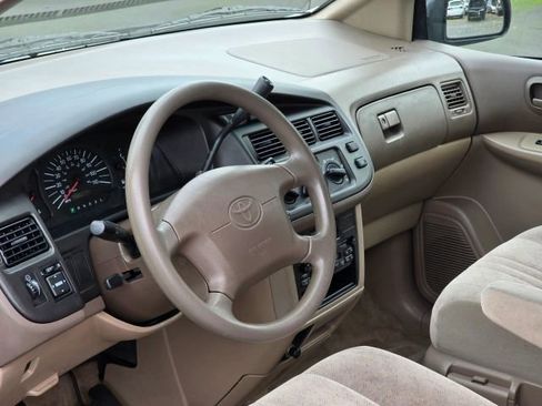 Used 1998 Toyota Sienna CE image 11
