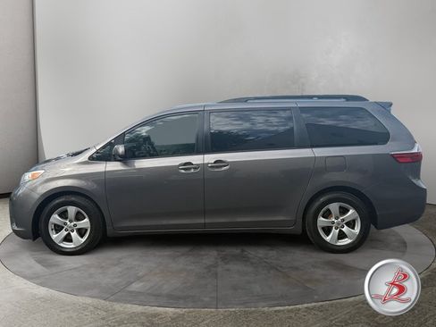 Used 2017 Toyota Sienna LE FWD image 4