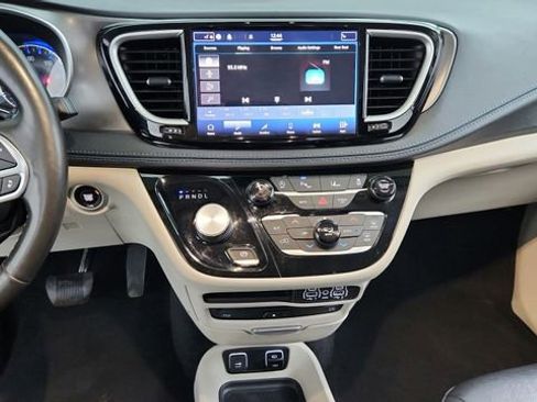 Used 2021 Chrysler Pacifica Touring-L w/ Uconnect Theater Family Group image 16