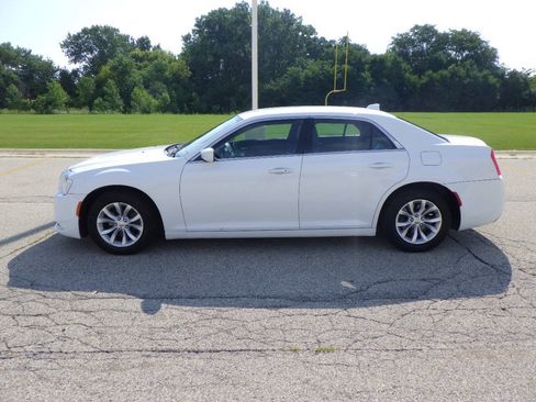 Used 2015 Chrysler 300 Limited RWD image 2