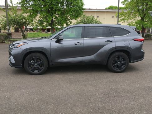 Used 2023 Toyota Highlander L FWD image 3