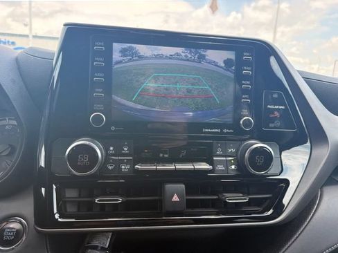 Used 2022 Toyota Highlander LE AWD/4WD image 13