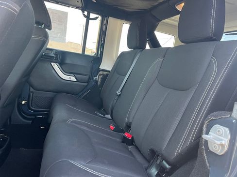 Used 2017 Jeep Wrangler Unlimited Sahara w/ Connectivity Group AWD/4WD image 25