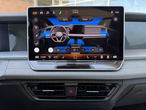Used 2025 Volkswagen Tiguan SE w/ Panoramic Sunroof Package AWD/4WD image 27