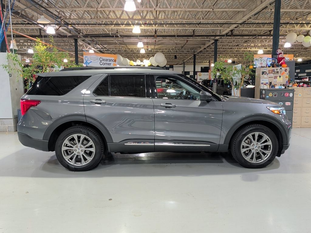 Used 2023 Ford Explorer XLT w/ Equipment Group 202A AWD/4WD image 6
