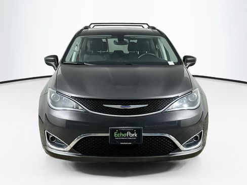 Used 2018 Chrysler Pacifica Touring-L FWD image 2