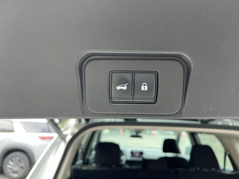 Used 2025 Nissan Rogue SV FWD image 21