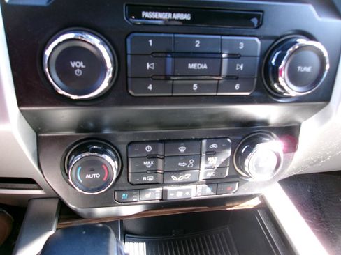 Used 2019 Ford F150 Lariat RWD image 24