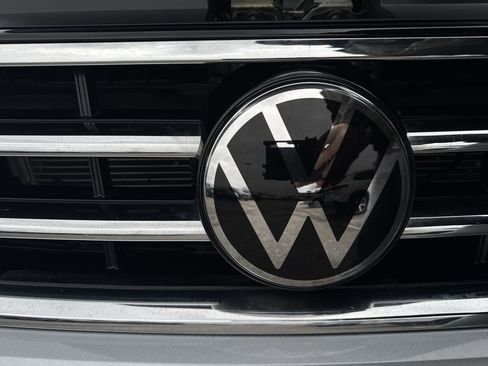 Certified 2022 Volkswagen Tiguan SE image 32
