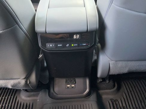 Used 2021 Toyota Highlander XLE AWD/4WD image 41