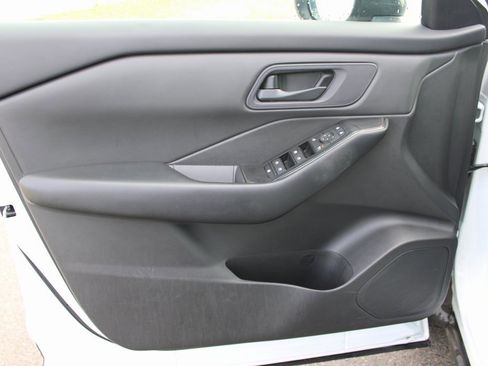 Used 2024 Nissan Rogue S image 10