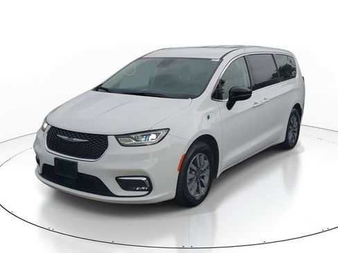 Used 2024 Chrysler Pacifica Limited FWD image 2