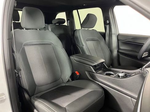 Used 2025 Jeep Grand Cherokee Laredo X image 44