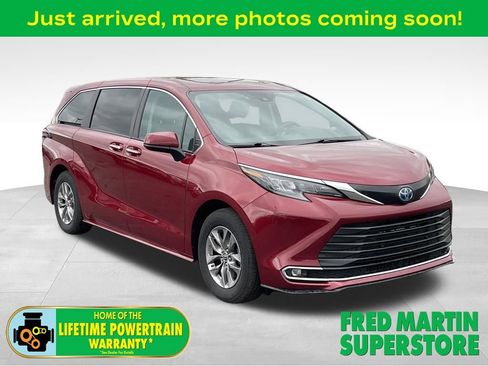 Used 2024 Toyota Sienna XLE AWD/4WD image 1