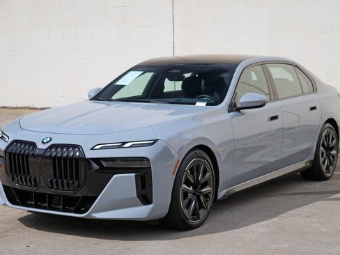 Used 2023 BMW 740i w/ Parking Assistance Package RWD image 58