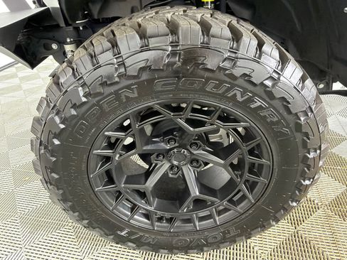 Used 2024 Jeep Gladiator Rubicon w/ Steel Bumper Group AWD/4WD image 11