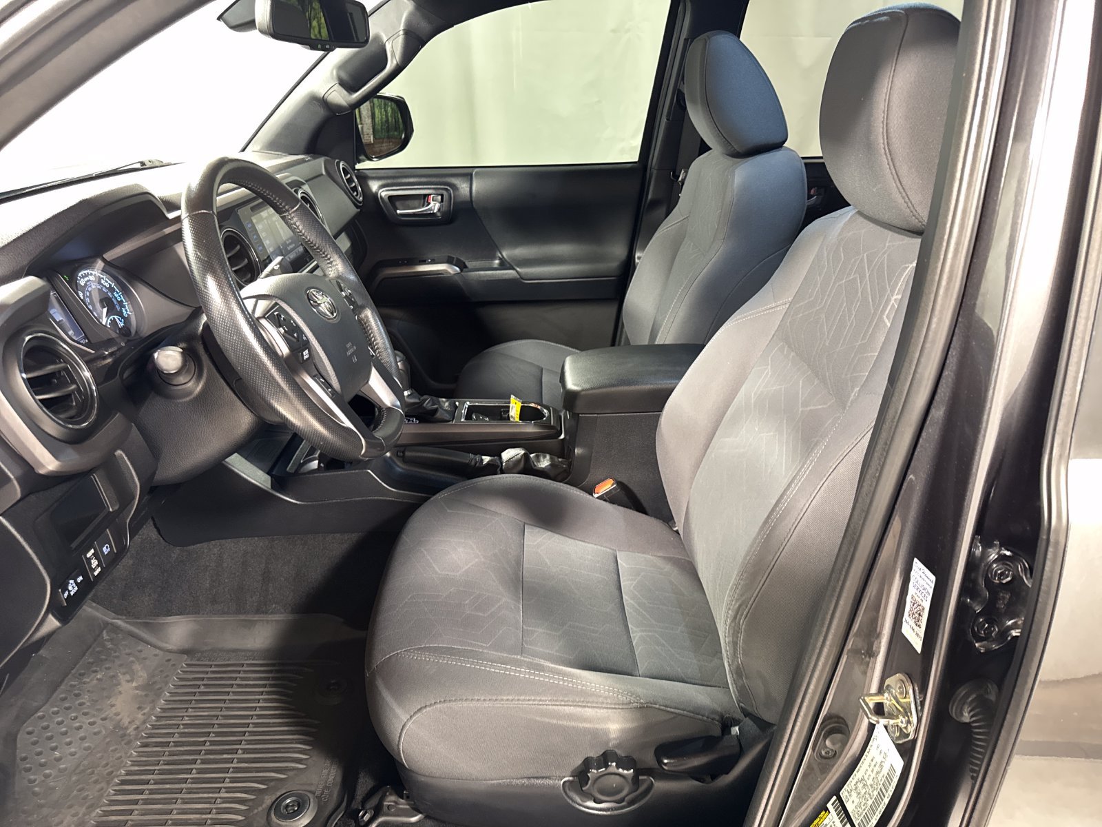 Used 2019 Toyota Tacoma TRD Off-Road w/ Technology Package AWD/4WD image 3