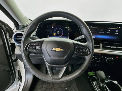 Used 2024 Chevrolet Trax LT FWD image 17