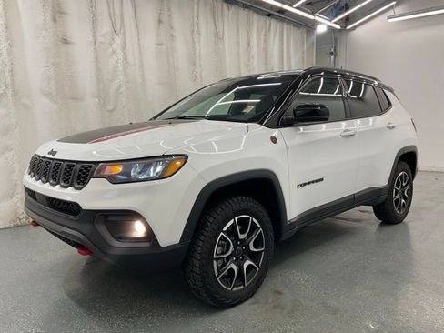 Used 2025 Jeep Compass Trailhawk AWD/4WD image 4