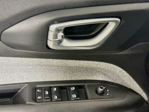 Used 2023 Jeep Compass Latitude AWD/4WD image 15