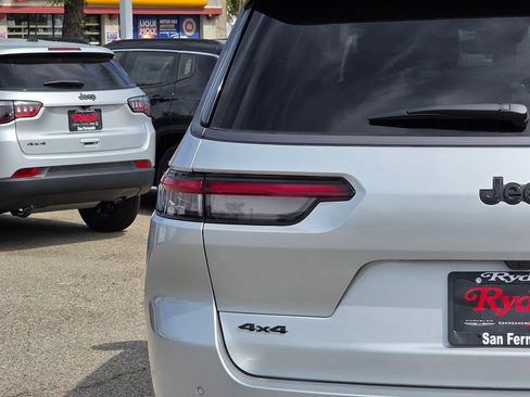 New 2026 Jeep Grand Cherokee L Limited w/ Limited Altitude Package AWD/4WD image 6