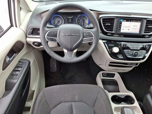 Used 2023 Chrysler Voyager LX image 12
