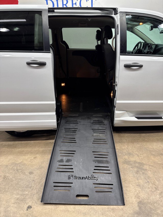 Used 2019 Dodge Grand Caravan SE FWD image 2