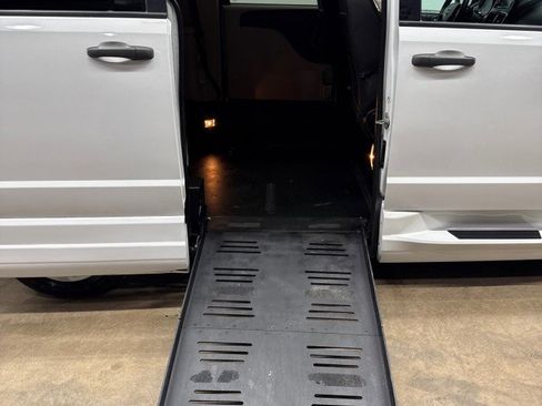 Used 2019 Dodge Grand Caravan SE FWD image 2