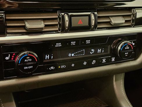 Used 2025 Nissan Pathfinder SV AWD/4WD image 23