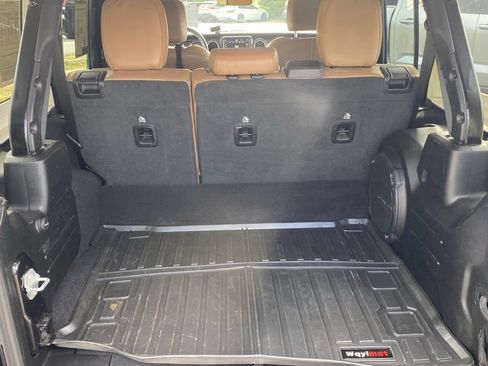 Used 2023 Jeep Wrangler Unlimited Sahara AWD/4WD image 11
