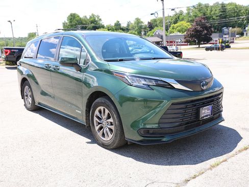 Used 2021 Toyota Sienna LE AWD/4WD image 1