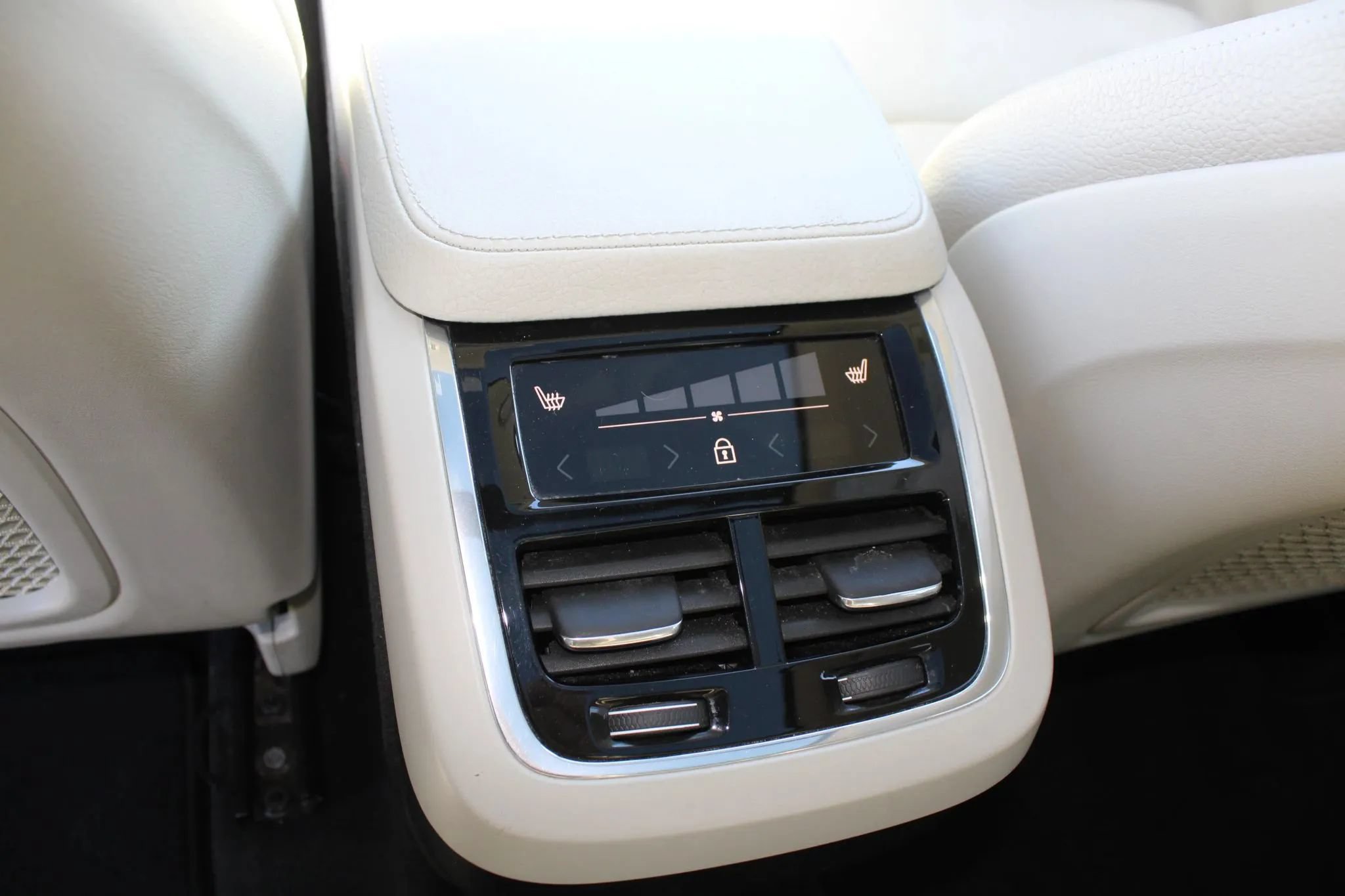 Used 2020 Volvo XC90 T6 Momentum AWD/4WD image 25