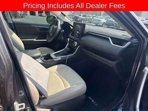 Used 2021 Toyota RAV4 LE AWD/4WD image 9