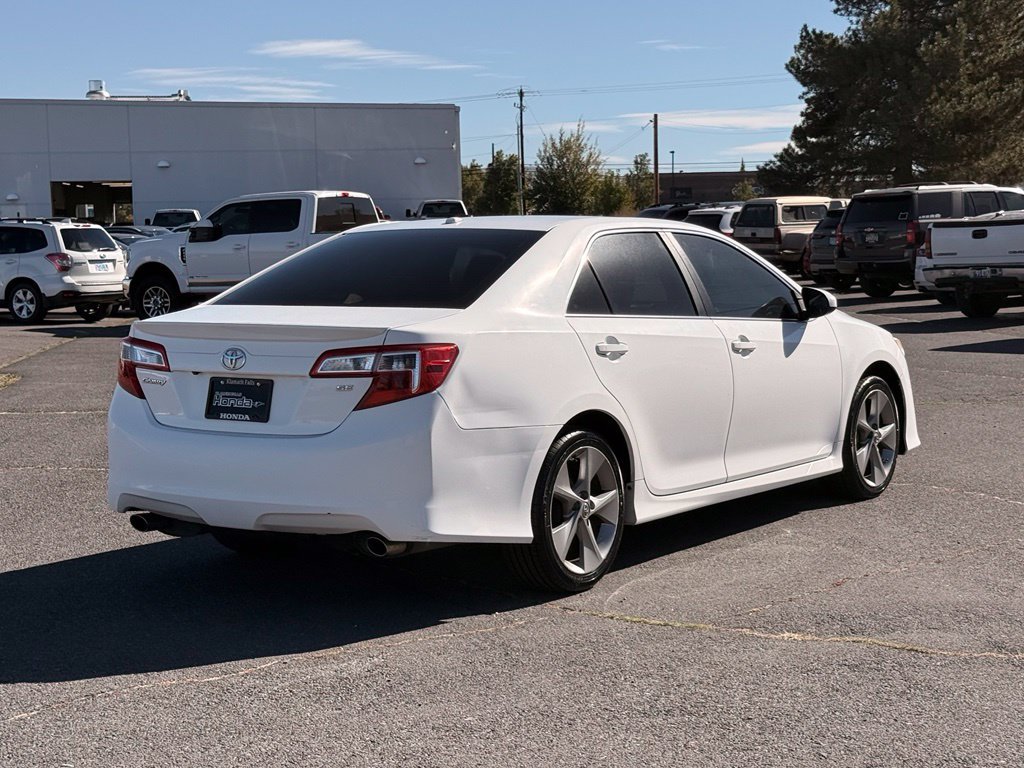 Used 2014 Toyota Camry SE w/ Moonroof Package FWD image 6