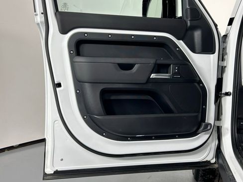Used 2025 Land Rover Defender 110 S image 33
