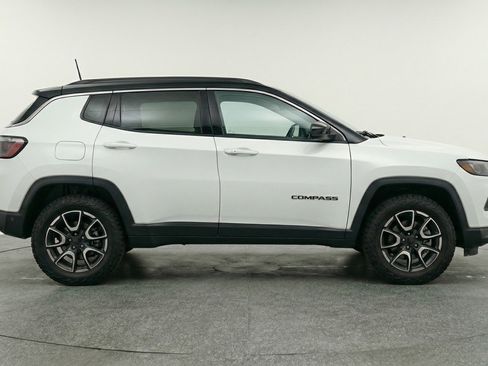 Used 2025 Jeep Compass Trailhawk image 5