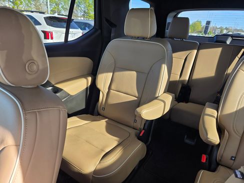 Used 2023 Chevrolet Traverse Premier image 12