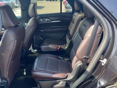 Certified 2025 Ford Explorer Platinum RWD image 6