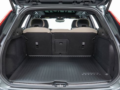 New 2026 Volvo XC60 B5 Plus w/ Climate Package image 10