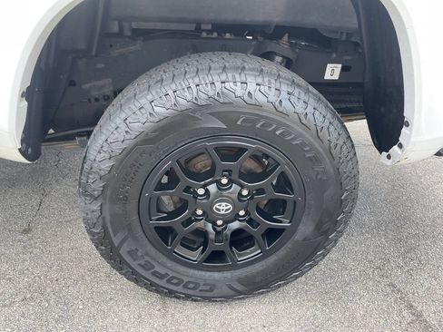 Used 2022 Toyota Tacoma SR5 AWD/4WD image 10