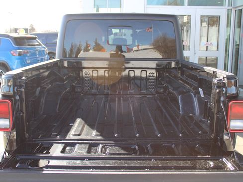 Certified 2022 Jeep Gladiator Willys image 28