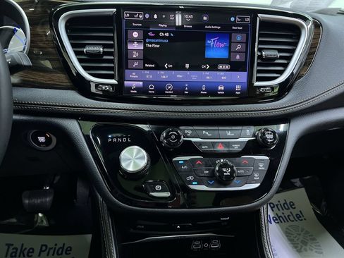 Used 2023 Chrysler Pacifica Pinnacle FWD image 21