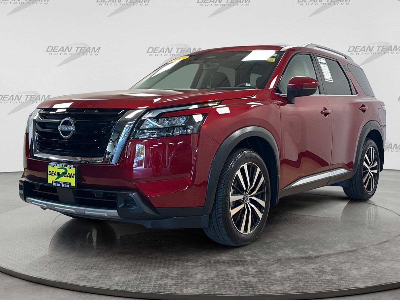 Used 2025 Nissan Pathfinder Platinum FWD image 3